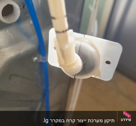 צינור פלסטיק מחובר למתקן על קיר מתכת